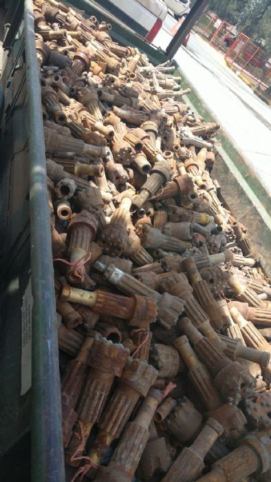 Compramos Broca de barrenación de desecho con insertos de carburo de tungsteno - Jumbos, de maquina de pierna, Robbins, Tricónicas.