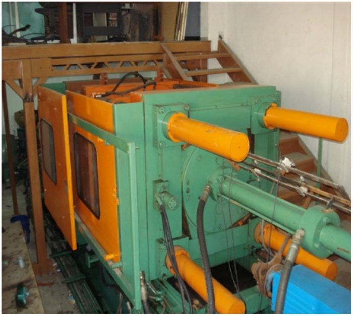 2 MAQUINA DE INYECCION DE PLASTICO - VAN DORN