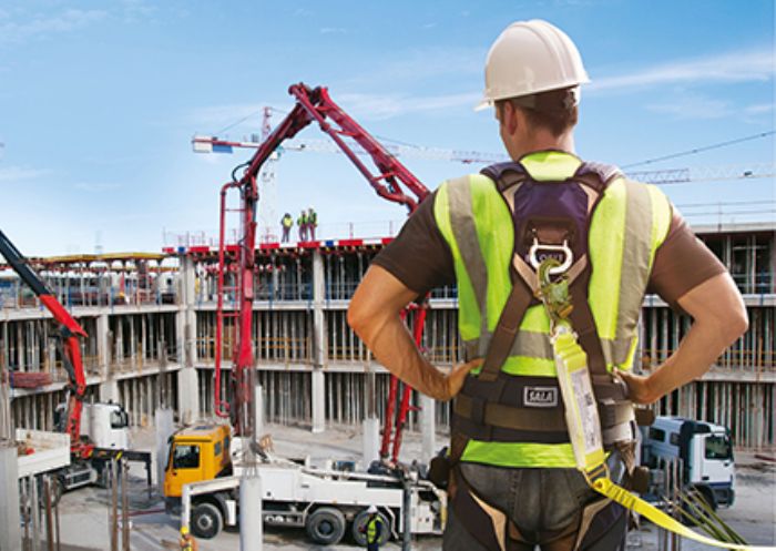 TRABAJO EN ALTURAS Y USO DE ESCALERAS - SECSPA