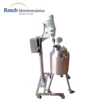 Tanque con sistema de agitación y soporte